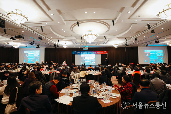 박인숙 한국관광통역안내사협회장은 축사에서 “문화와 자연이 어우러진 매력 도시, 울산 관광의 미래를 만들어 가는 길에 함께하게 되어 매우 영광이다. 오늘 이 특별한 자리에 어울리는 저만의 드레스코드로서 우리 고유의 한복을 차려입고 왔다”라며, “울산광역시의 근거리에서 학창시절을 보내고 우리나라의 문화와 국가유산을 소개하는 일을 업으로 삼는 제게 울산은 매우 친근하고 매력적인 도시”라고 말했다.“해가 가장 먼저 떠오르는 간절곶에서 벅찬 일출을 맞이하고, 대왕암 공원에서는 선사시대 공룡들이 노니던 모습을 상상하며, 아득한 시간을 거슬러 온 반구천 암각화에서 그 옛날 고래를 쫓던 선조들의 모습을 떠올리게 된다. 몽돌이 가득한 해변의 파도 소리는 낭만이 넘치고, 품격있는 태화강 국가정원은 온갖 어려움을 이겨 낸 울산시민들의 열정을 고스란히 느끼게 한다. 오늘의 이 귀중한 시간을 계기로 풍요로운 울산의 관광 자원을 더욱 효과적으로 알리고, 국내외 관광객들에게 울산의 끝없는 매력을 선사할 수 있을 것으로 생각한다. 나아가 우리의 경험과 지혜를 나누며 울산관광 발전을 위한 유니크한 아이디어와 협력의 기회를 만들어 갈 수 있기를 기대한다”라고 말했다. 박 회장은 “올해 10월 경주에서 APEC정상회의가 개최된다. 많은 국제 인사들과 관광객들이 울산을 방문해서 더 새롭게 도약하고 비상하는 글로벌 관광지로서의 위상을 드높일 수 있기를 바란다”라면서, “다시 한번 울산에 관한 다채로운 소개와 네트워크의 장을 마련해 주신 울산광역시 전경술 문화관광체육국장을 비롯한 관계자 여러분께 감사의 말씀을 드린다. 참석하신 모든 분들의 열정과 노력이 더해져서 울산의 관광산업이 한 단계 더 성장하고 번영할 수 있기를 진심으로 기원한다”라고 강조하면서 축사를 마쳤다. 